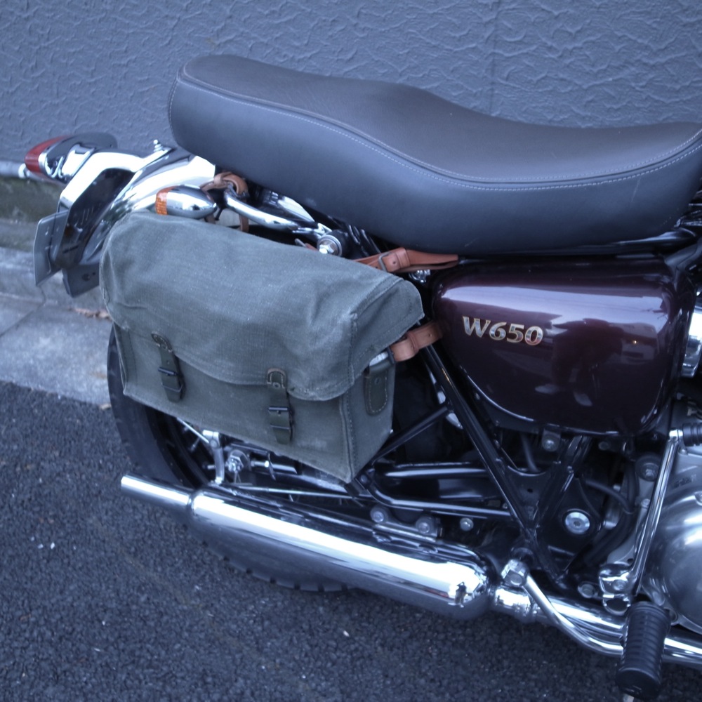 ミリタリーバッグとオートバイのワイルドなコラボレーション デポリュテスのミリタリーブログ