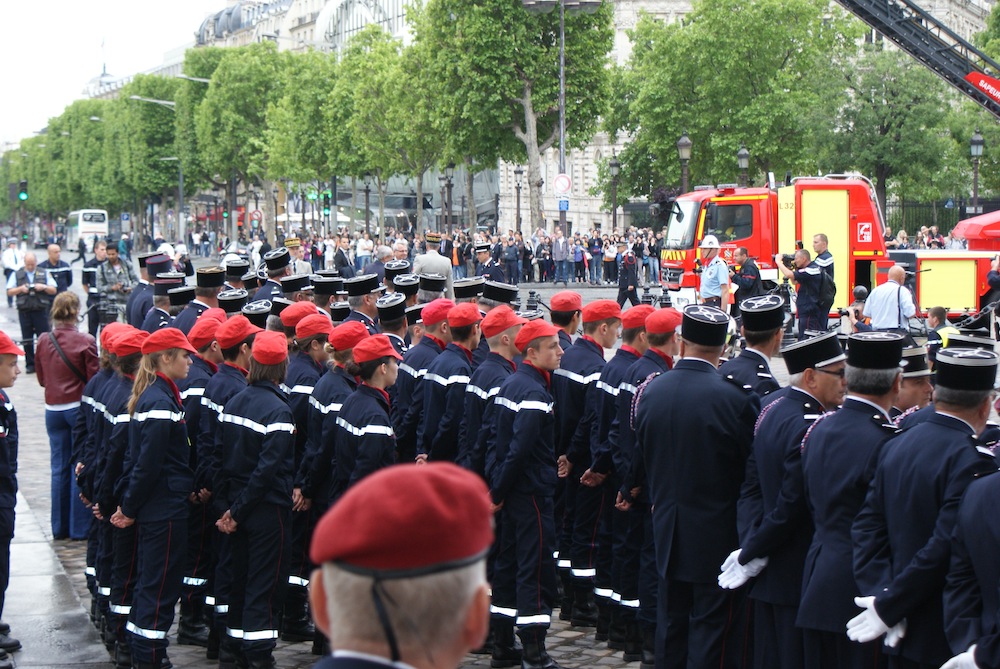 フランスの消防士ポンピエ（Pompier）のユニフォームがやっぱり